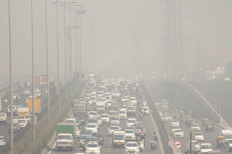 Umetna pljuča zaradi strupenega smoga v New Delhiju v nekaj dneh počrnela (foto: profimedia)