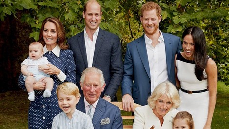 Zakaj na novem uradnem portretu kraljeve družine ni kraljice Elizabete II.?
