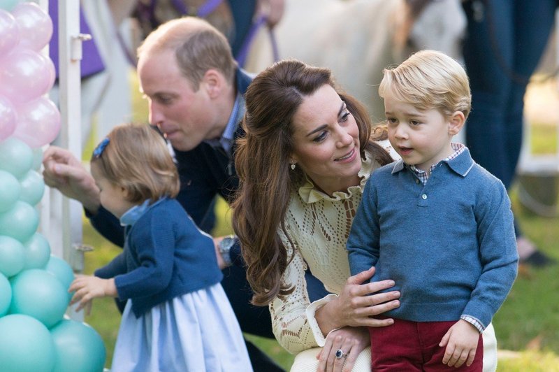 Kate Middleton princa Georga in princeso Charlotte ves čas oblači v ista oblačila (foto: Profimedia)