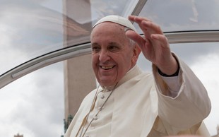 Papež Frančišek: Zaradi ropota nekaj bogatih se ne sliši krika revnih