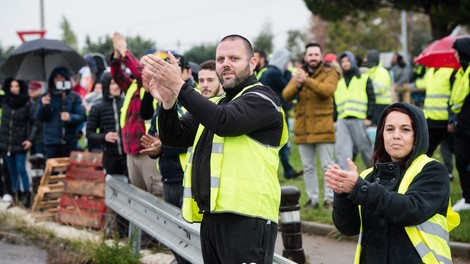 Protesti rumenih brezrokavnikov so se iz Francije razširili še v Belgijo