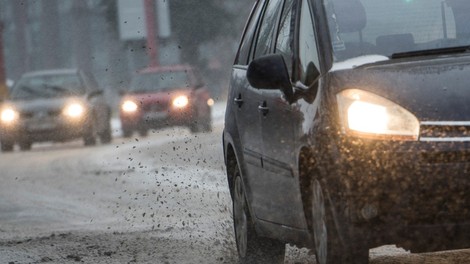 Sneženje v večjem delu države povzroča težave na cestah