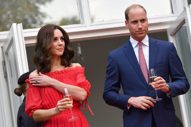 Lepooo: Takole nežno je princ William božal svojo Kate, ko ju ni nobeden gledal (foto: Profimedia)
