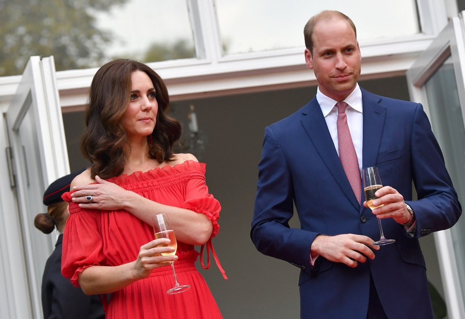 Po govoricah o ločitvi je telesna govorica vojvodinje Kate in princa Williama zelooo napeta, samo poglejte si tole (foto: Profimedia)