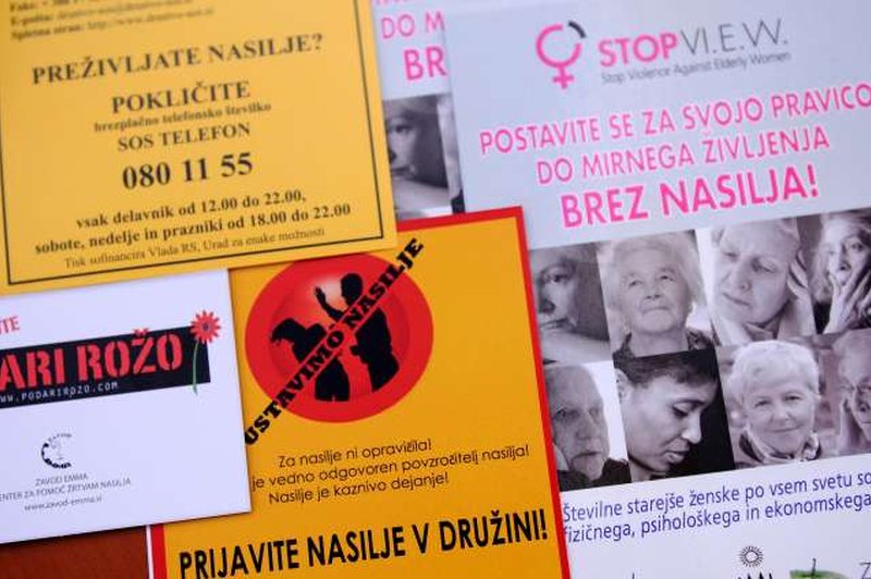 Društvo SOS telefon o nedopustnosti nasilja nad ženskami še z razstavo (foto: Tamino Petelinšek/STA)