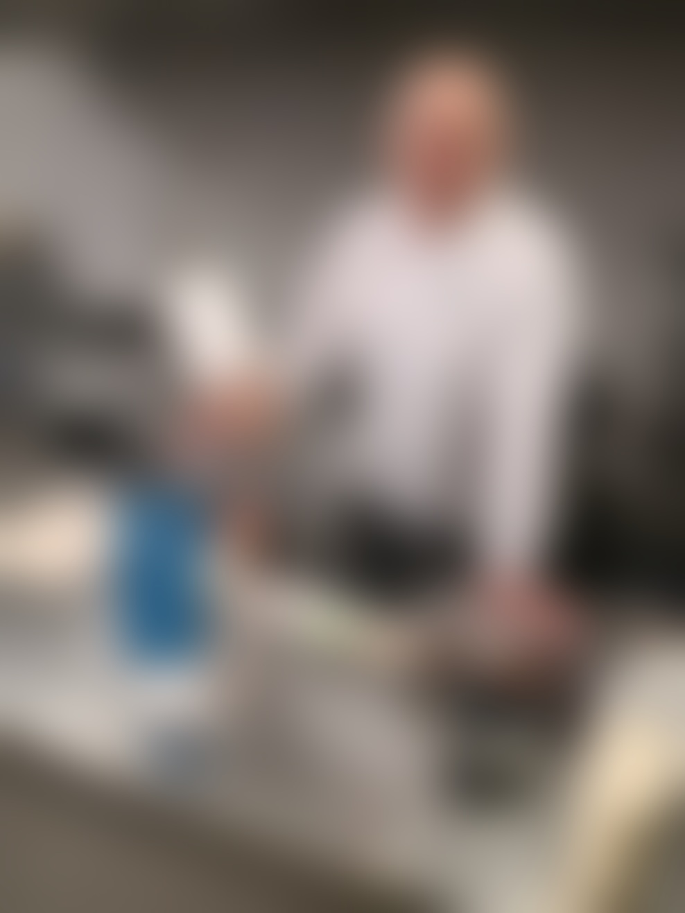 Chéf Borut Jakič je delo predal Oskarju, ki se je razveselil svoje odgovornosti.