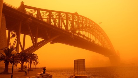 Avstralijo zajel ogromen peščeni val in jo obarval oranžno