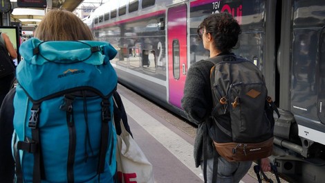 Francosko sodišče dopustilo bizaren oglas za vlak z žensko, ki je privezana na tračnice!