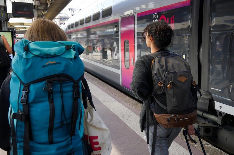 Francosko sodišče dopustilo bizaren oglas za vlak z žensko, ki je privezana na tračnice! (foto: profimedia)