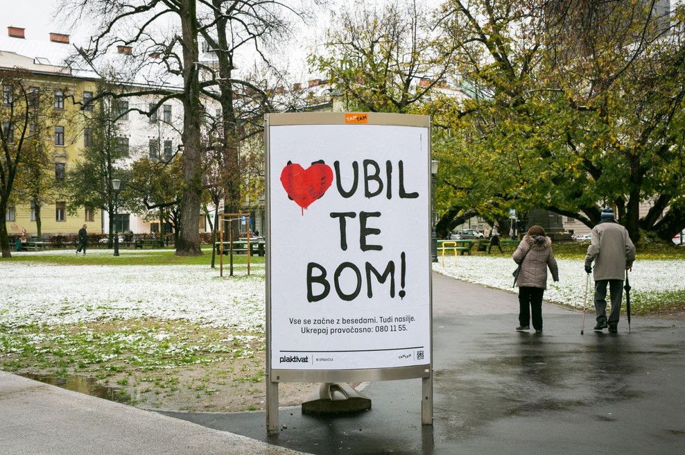 Mestni plakati po Sloveniji opozarjajo, da za nasilje nad ženskami »Ni opravičila« (foto: TAM TAM Press)