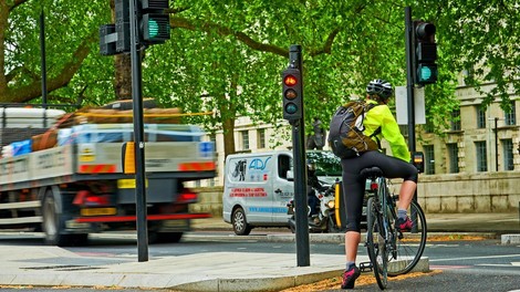 Nemci za večjo varnost kolesarjev v prometu s poskusnimi senzorji v križišču