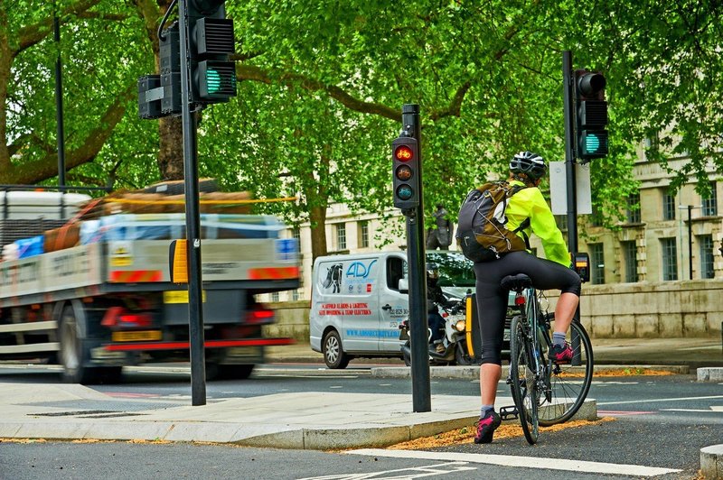 Nemci za večjo varnost kolesarjev v prometu s poskusnimi senzorji v križišču (foto: profimedia)