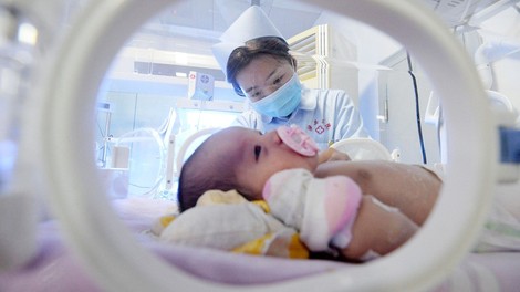 Kitajski znanstvenik ustvaril gensko spremenjeni dojenčici, ki ju je poimenoval Lulu in Nana