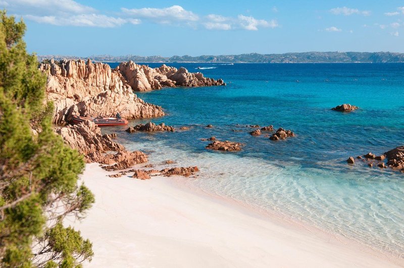 Italijanskega Robinsona Crusoeja bi radi izgnali z otočka ob Sardiniji (foto: profimedia)