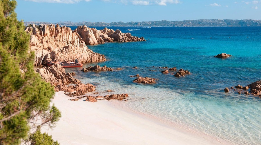 Italijanskega Robinsona Crusoeja bi radi izgnali z otočka ob Sardiniji (foto: profimedia)