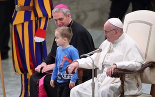 Papeža na splošni avdienci razveselil igrivi deček