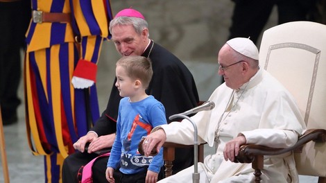 Papeža na splošni avdienci razveselil igrivi deček