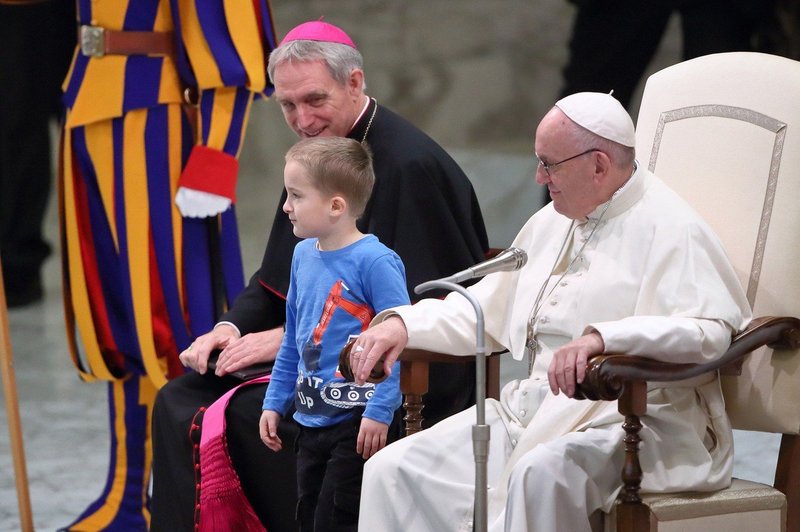 Papeža na splošni avdienci razveselil igrivi deček (foto: profimedia)
