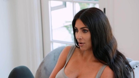 Kim Kardashian odvrgla modrček in pokazala svoje bujne obline