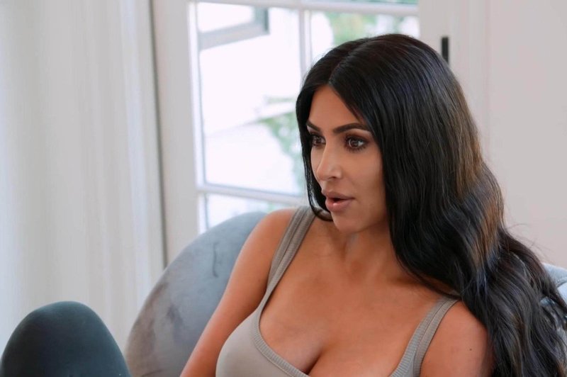 Kim Kardashian odvrgla modrček in pokazala svoje bujne obline (foto: Profimedia)