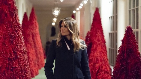 Melania Trump na kritike rdečih božičnih dreves: "Videti so fantastično!"