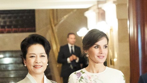 Kraljica Letizia nosila obleko s cvetličnim vzorcem, o kateri vsi govorijo