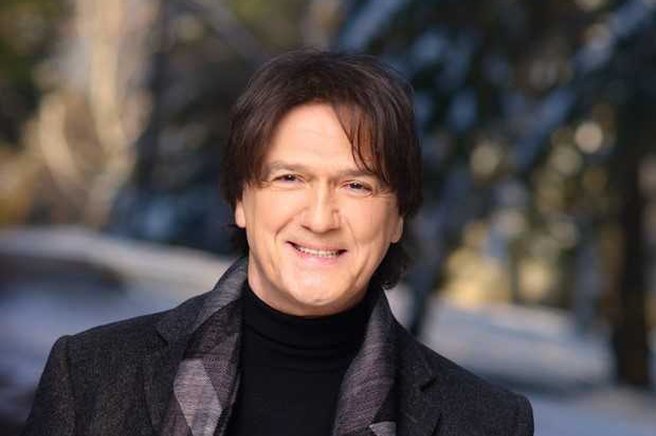 To je brat slavnega pevca Zdravka Čolića - in zna tudi peti! Kaj pravite, sta si podobna?