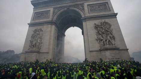 Francozi še naprej protestirajo zaradi cen goriva, nekateri izgredniki uničujejo avtomobile in okna