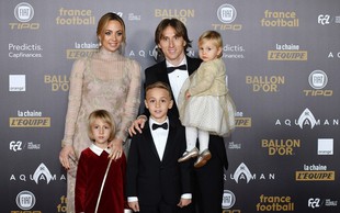 Družina Luke Modrića blestela na rdeči preprogi na podelitvi prestižne nagrade zlata žoga!