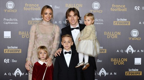 Družina Luke Modrića blestela na rdeči preprogi na podelitvi prestižne nagrade zlata žoga!