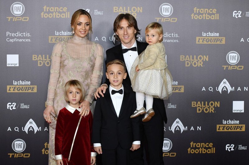 Družina Luke Modrića blestela na rdeči preprogi na podelitvi prestižne nagrade zlata žoga! (foto: Profimedia)