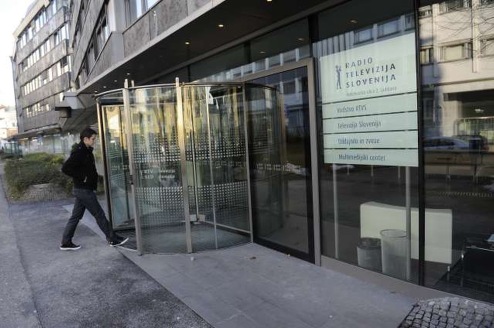 Pošiljka z belim prahom v prostorih RTV Slovenija (foto: STA)