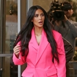 Kim Kardashian zasenčila sestro Kourtney s svojim modnim izborom