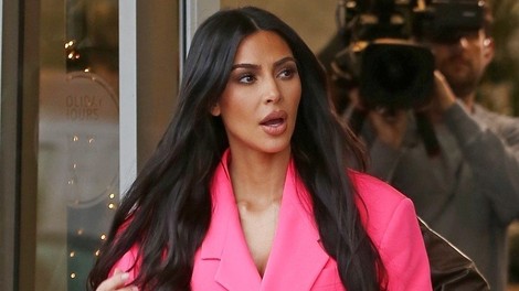 Kim Kardashian zasenčila sestro Kourtney s svojim modnim izborom