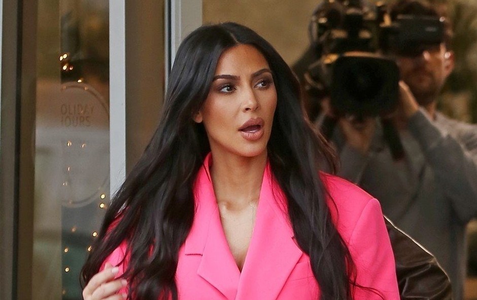Kim Kardashian zasenčila sestro Kourtney s svojim modnim izborom (foto: Profimedia)