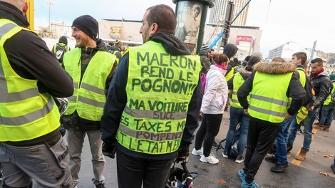 Razmere na pariških protestih se zaostrujejo, na cestah tudi Belgijci in Nizozemci