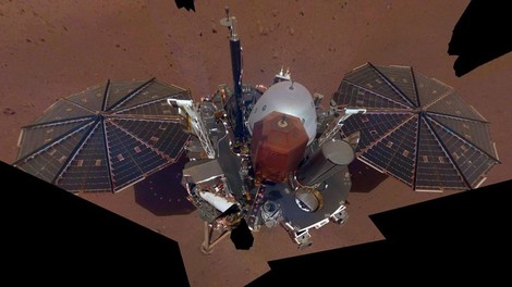 Sonda InSight na Marsu posnela svoj prvi selfie