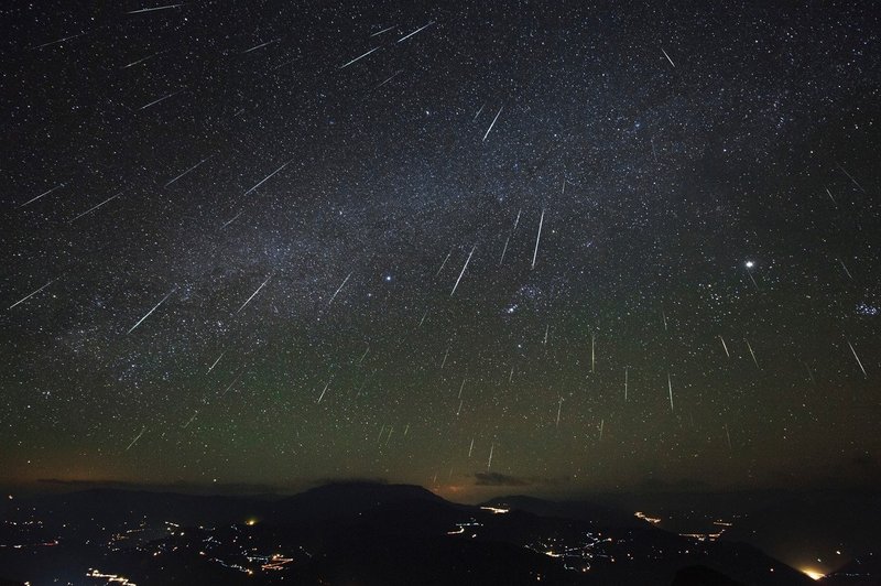 Ponoči vrhunec meteorskega roja Geminidi (foto: profimedia)