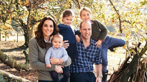 Božična čestitka: Kate Middleton še nikoli tako sproščeno oblečena, prince Louis vsak dan večji lepotec