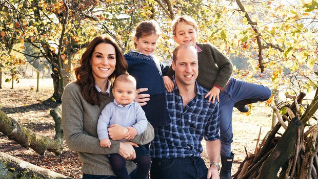 Božična čestitka: Kate Middleton še nikoli tako sproščeno oblečena, prince Louis vsak dan večji lepotec (foto: Profimedia)