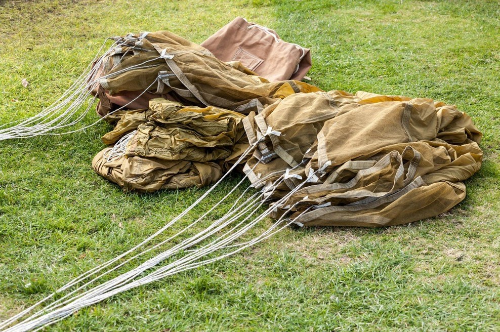 Grozljivka v Ukrajini: Najstnik je z doma narejenim padalom skočil s stolpnice in umrl (VIDEO) (foto: Profimedia)