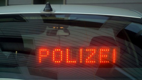 Nemčija: Pijan voznik se je z ukradenim avtom zaletel v hišo