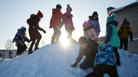 V Rusiji umazani sneg pobelili z barvo in naleteli na negodovanje prebivalstva