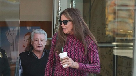 Caitlyn Jenner tudi pri 69-ih letih pogumno obleče mini krilo!