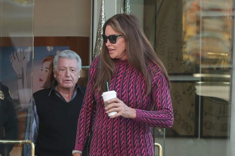 Caitlyn Jenner tudi pri 69-ih letih pogumno obleče mini krilo! (foto: Profimedia)