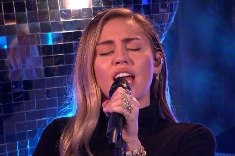 Miley Cyrus se po sedmih letih vrača na TV-zaslone (foto: Profimedia)