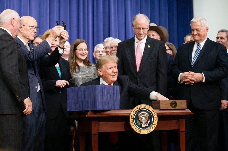 Trump podpis kmetijskega zakona napovedal s tvitom samega sebe v kmečki preobleki (foto: profimedia)