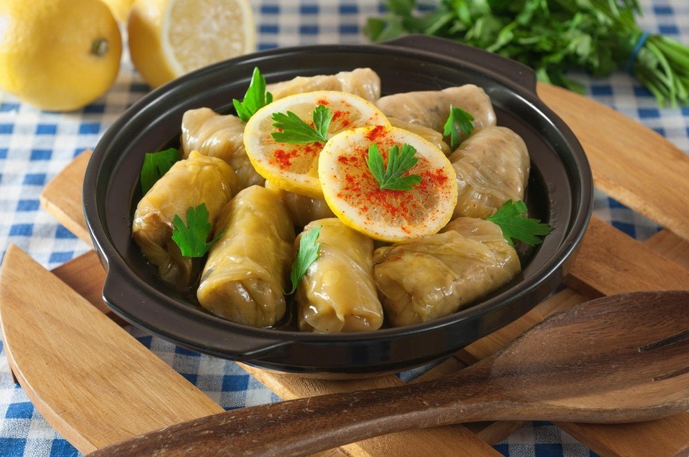 Kuharski zvezdnik bivše Jugoslavije razkril svoj recept za sarmo, če jo pripravite takole, si bodo vsi oblizovali prste (foto: Profimedia)