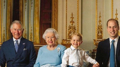 Kaj pijejo kronane glave? Princ Charles prisega na višnjevec, kraljica Elizabeta pa na koktejl!