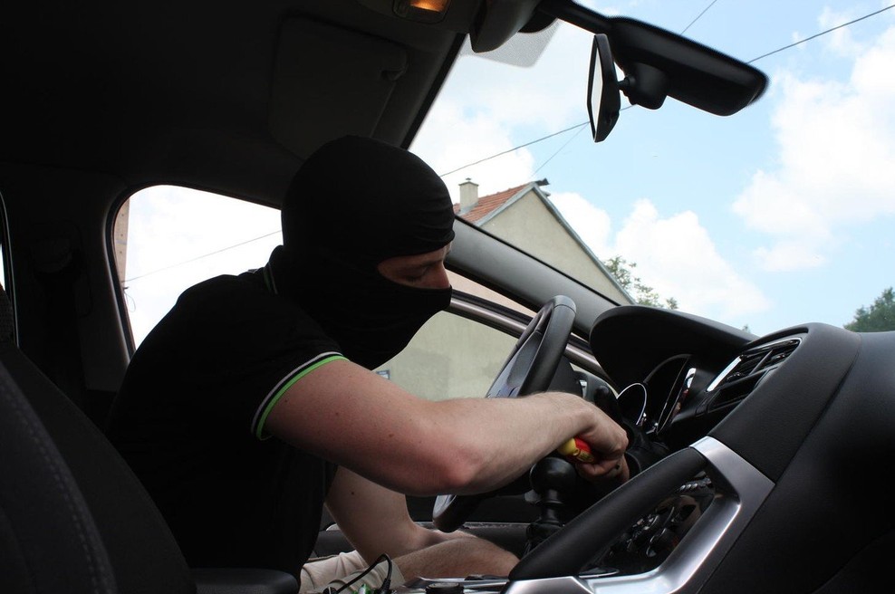 Norveški tat ostal ujet v vozilu in moral poklicati na pomoč policijo (foto: profimedia)